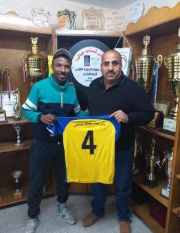 اللاعب حاتم النصار مع رئيس النادي