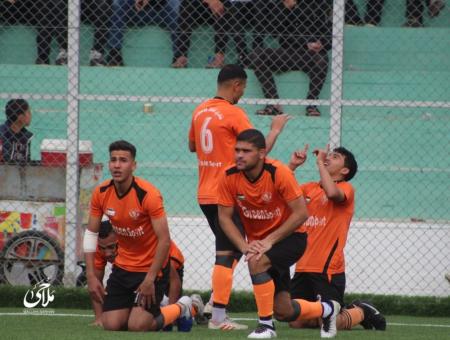 احتفال كلاب بالهدف