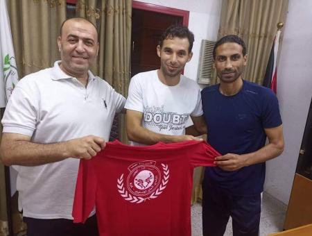 بلال عساف يوقع للأهلي.jpg