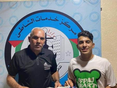 اللاعب أبو حسنين يحمل قميص الشاطئ.jpg